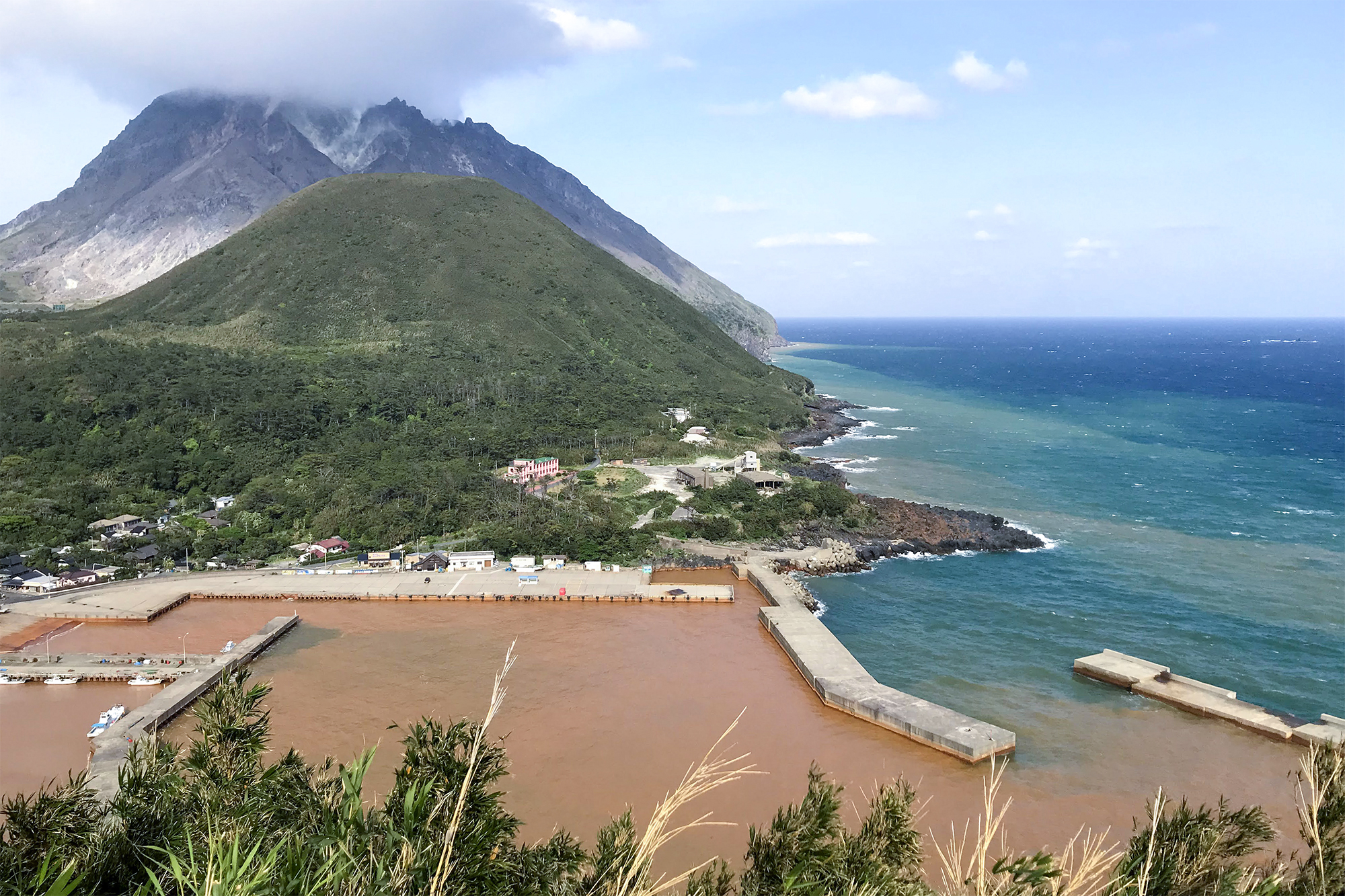 衝撃的な海の色に絶景の宝庫！地球の鼓動を感じる硫黄島（１） | 九州の観光情報はFeel Kyushu