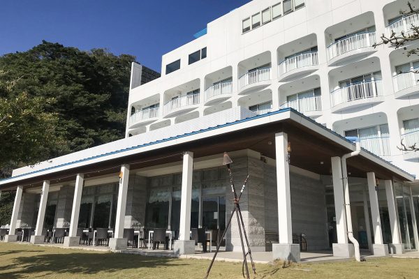 プチ贅沢な時間をアットホームな雰囲気で。奄美市の「奄美山羊島ホテル」は、実は〇〇のテーマパーク！？