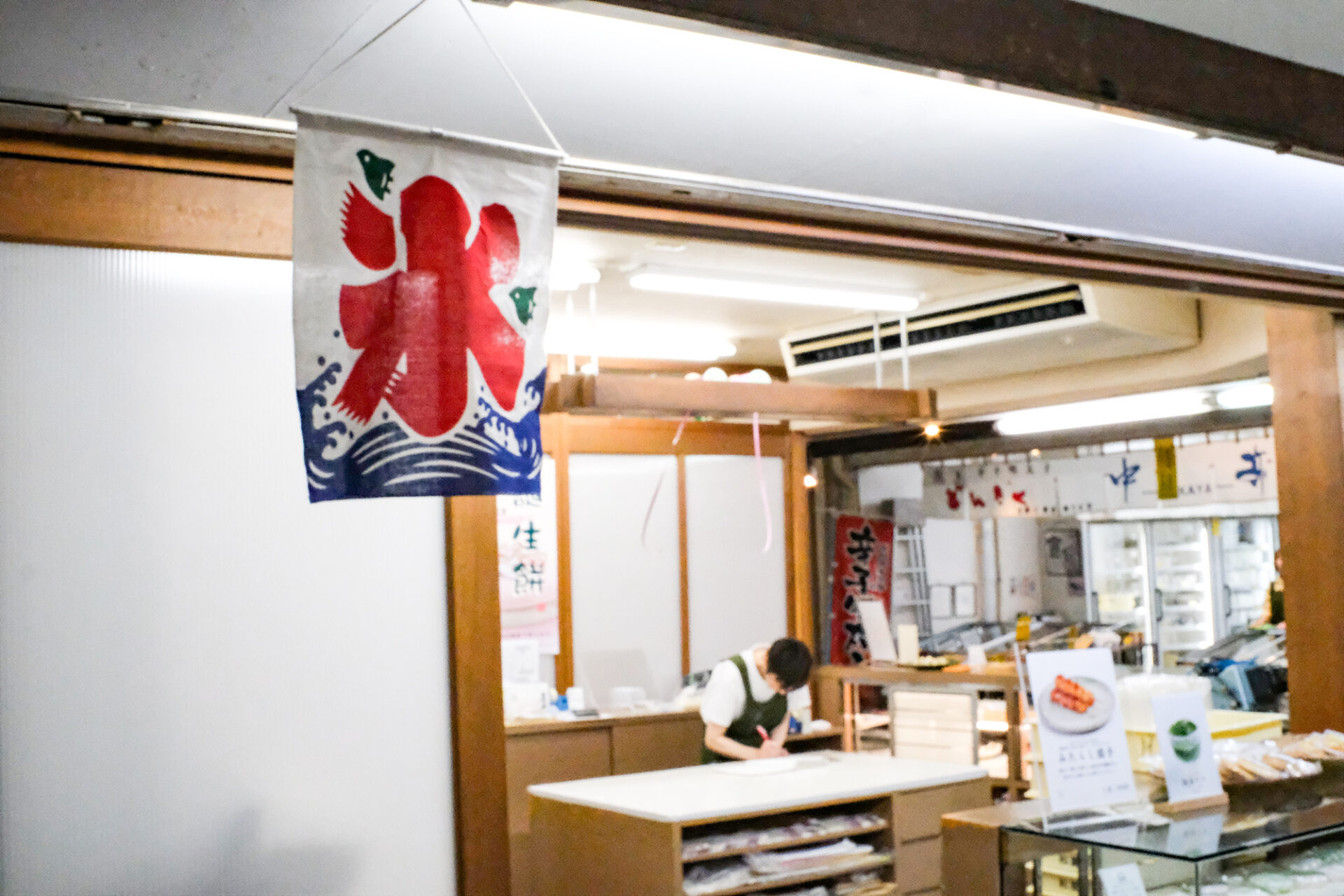 市場の喧騒を見下ろしながら味わう、老舗和菓子店「蛸松月」
