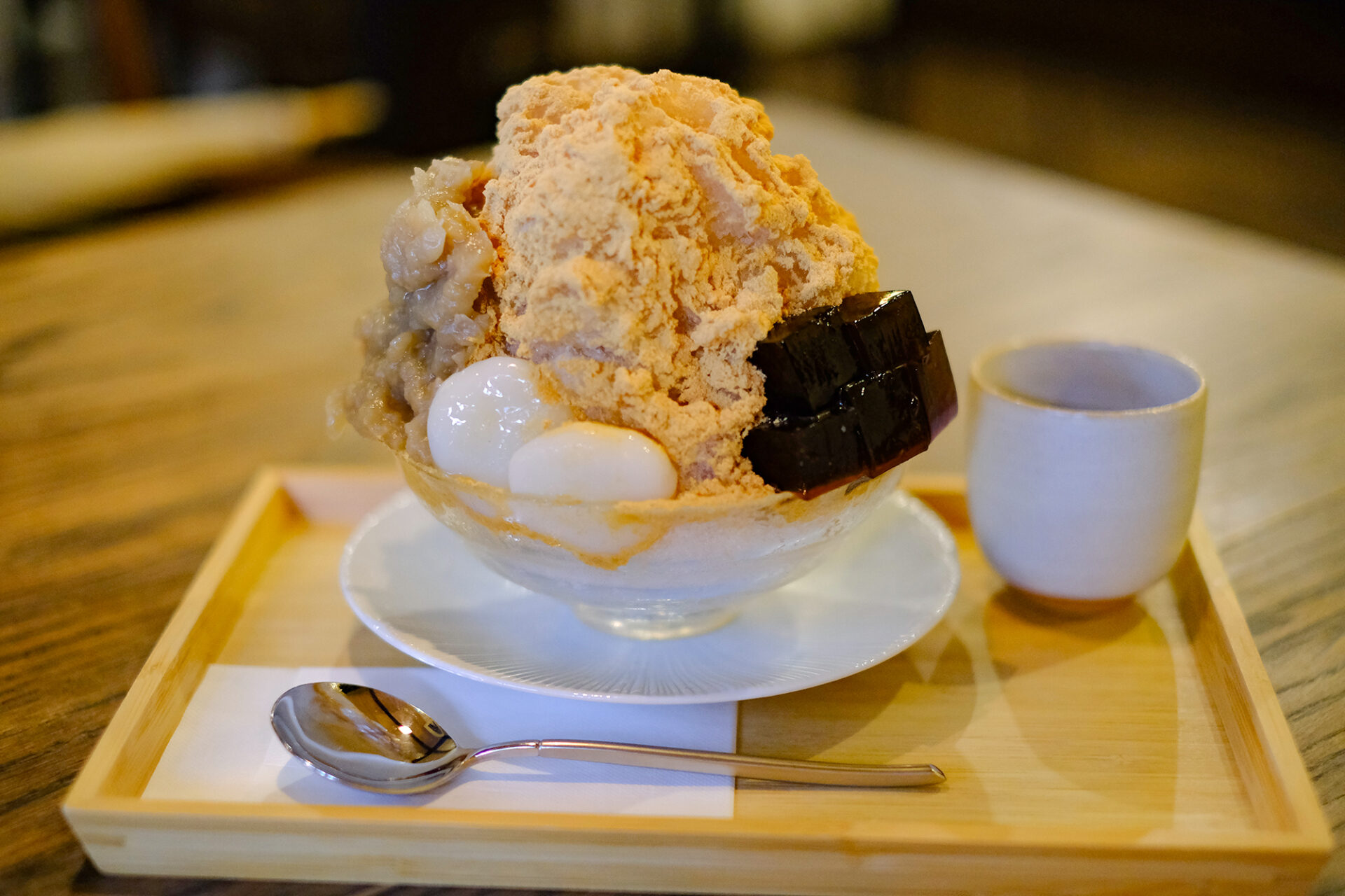 市場の喧騒を見下ろしながら味わう、老舗和菓子店「蛸松月」