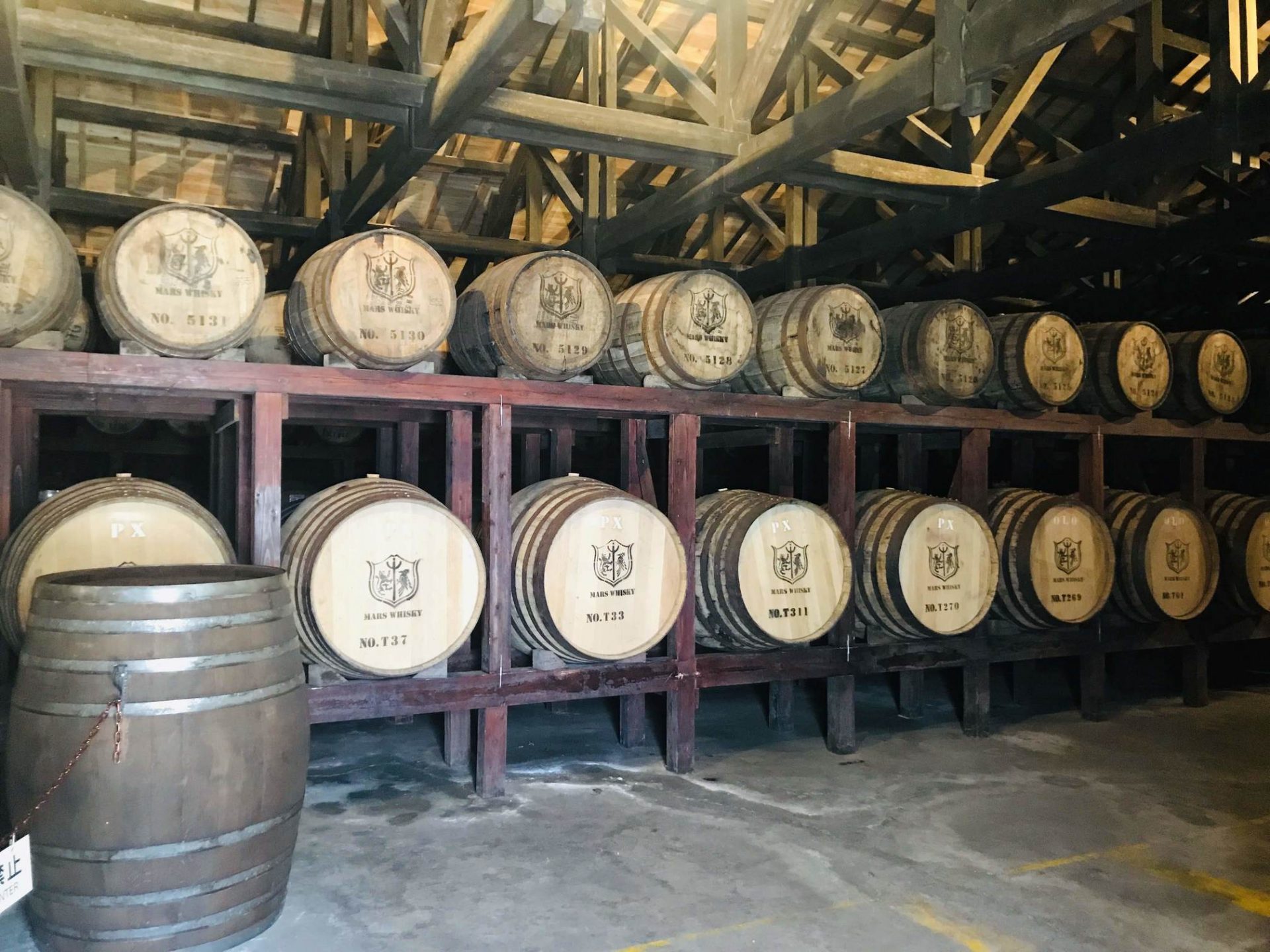 ウイスキー樽　貯蔵庫