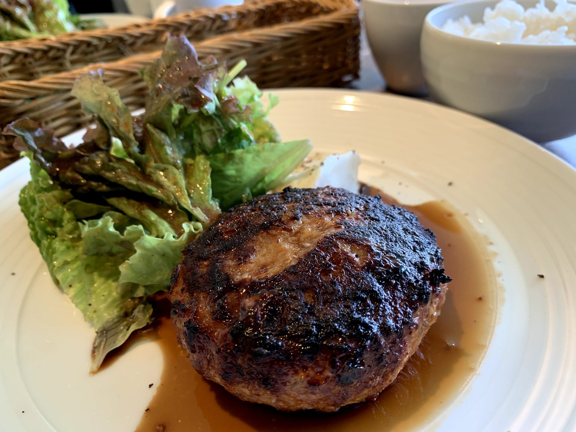 島豚を使った豚肉100％のハンバーグ　奄美大島　古仁屋　Rib　リブ　肉料理　お酒　ランチ　カフェ　ディナー