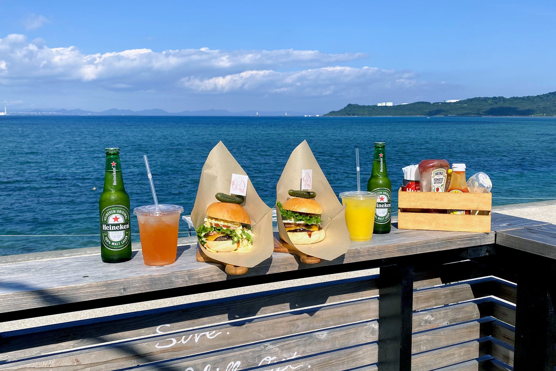 海を眺めながらボリューミー＆ゴージャスな和牛バーガーいただきま〜す！うるま市「EST Burger（エストバーガー）」