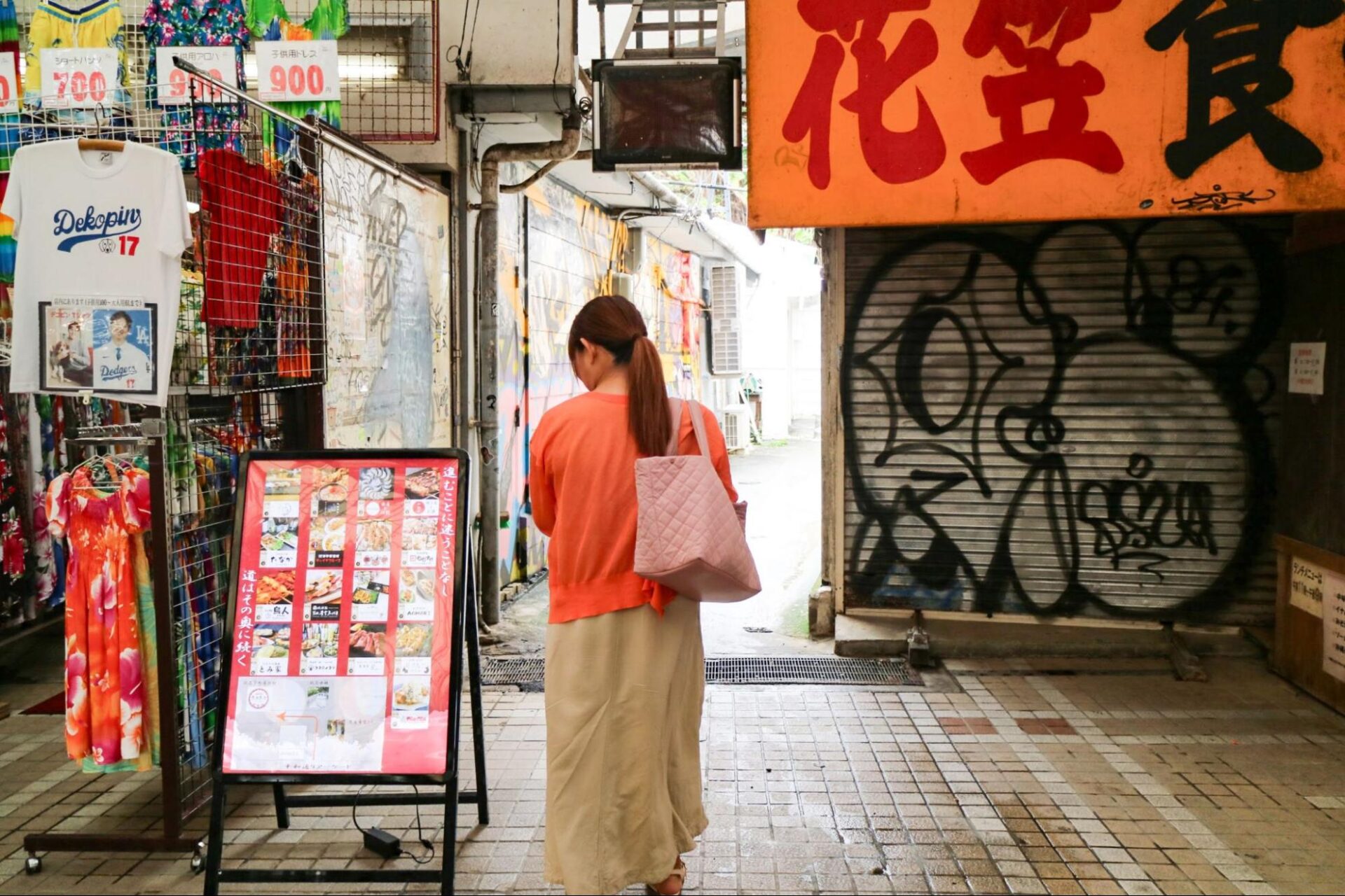 「花笠食堂」の看板と店舗案内が目印！通り抜けた道の奥には…