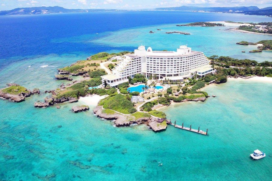 ビーチ近くの沖縄ホテル「ANAインターコンチネンタル万座ビーチリゾート」