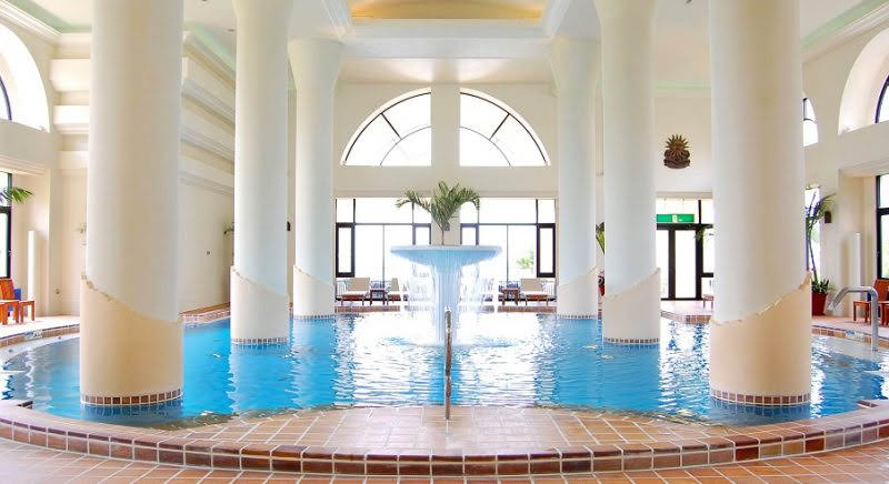 室内プール付きの沖縄ホテル「ホテル日航アリビラ」