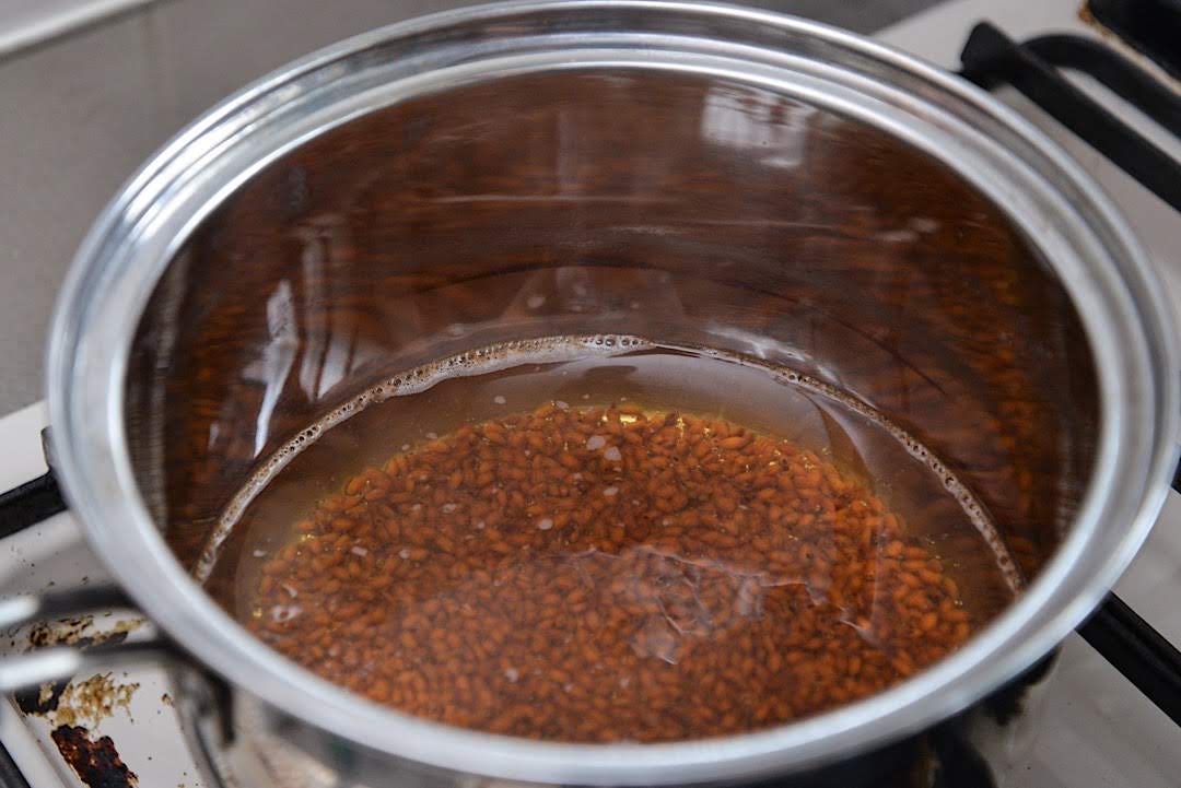 まずは鍋に水500mlを入れて火にかけ、沸騰したら中火にし煎り米を入れて15分煮詰めます。
