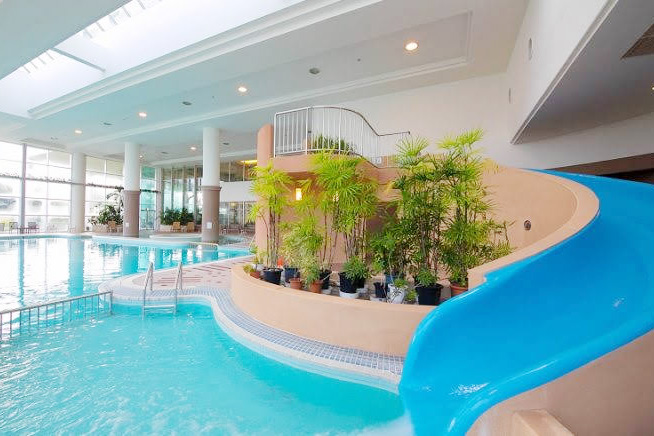 室内プール付きの沖縄ホテル「ラグナガーデンホテル」