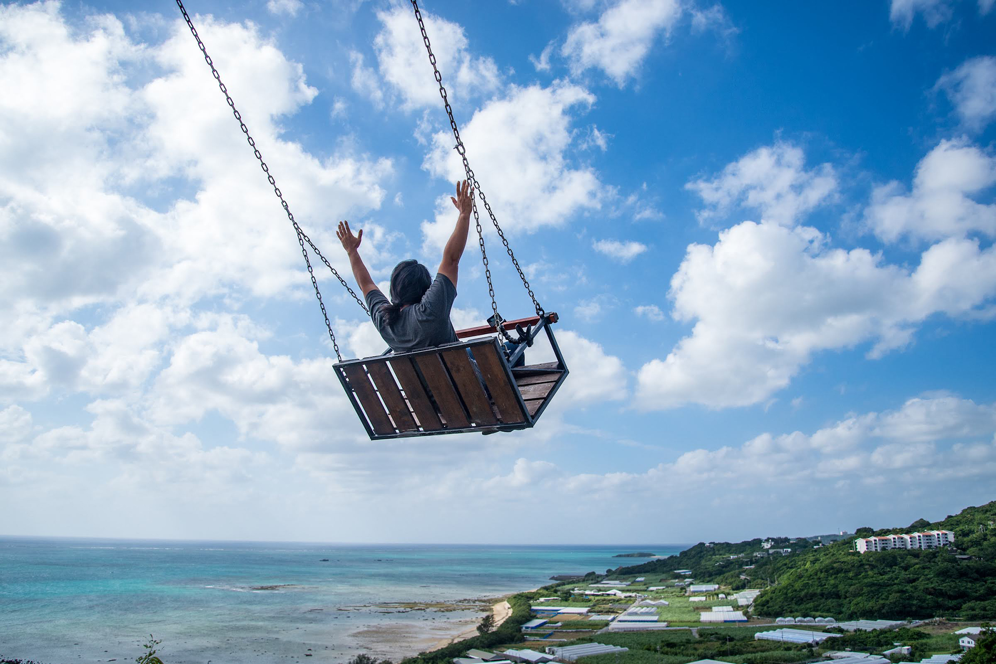 ブランコで鳥になって大空へ！？「MANAIA OKINAWA」の空中ブランコで南城市の絶景を満喫する | 沖縄の観光情報はFeel Okinawa