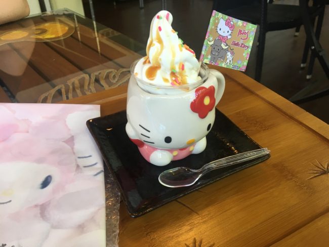 キティちゃんカップのソフトクリーム