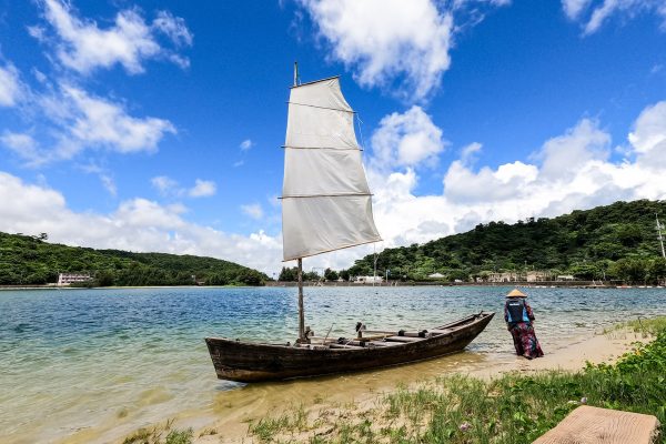 沖縄の風を、伝統を感じる船旅へ 「HENTONA SABANI」の帆かけサバニで大宜味村の自然を満喫する イメージ