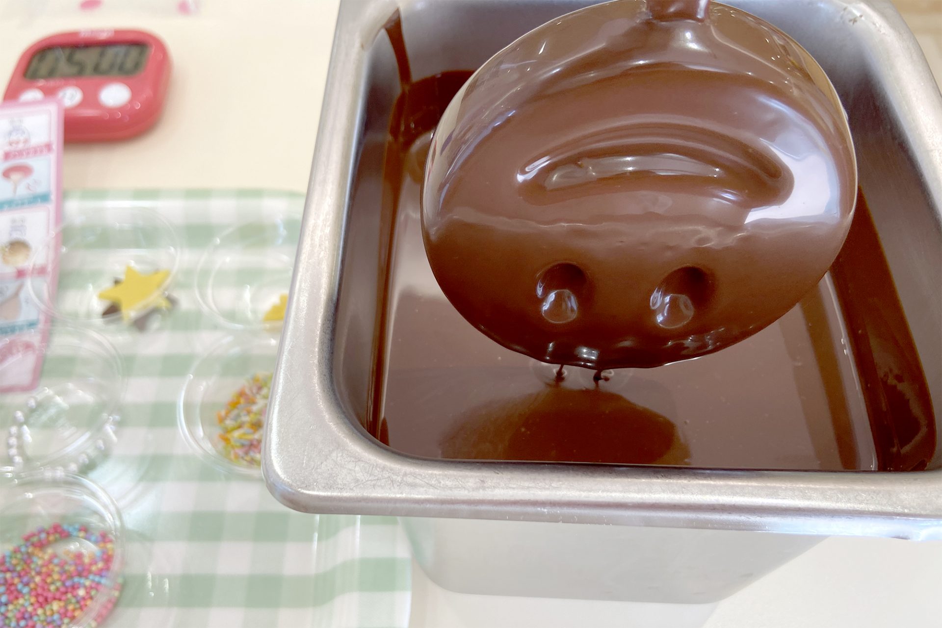 ゆっくりアイスを引き上げ、チョコレートが固まるまでしばらくキープします。
