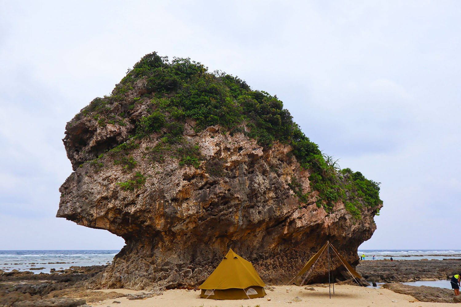 具志頭海灘的鹽巨石（masuburi）