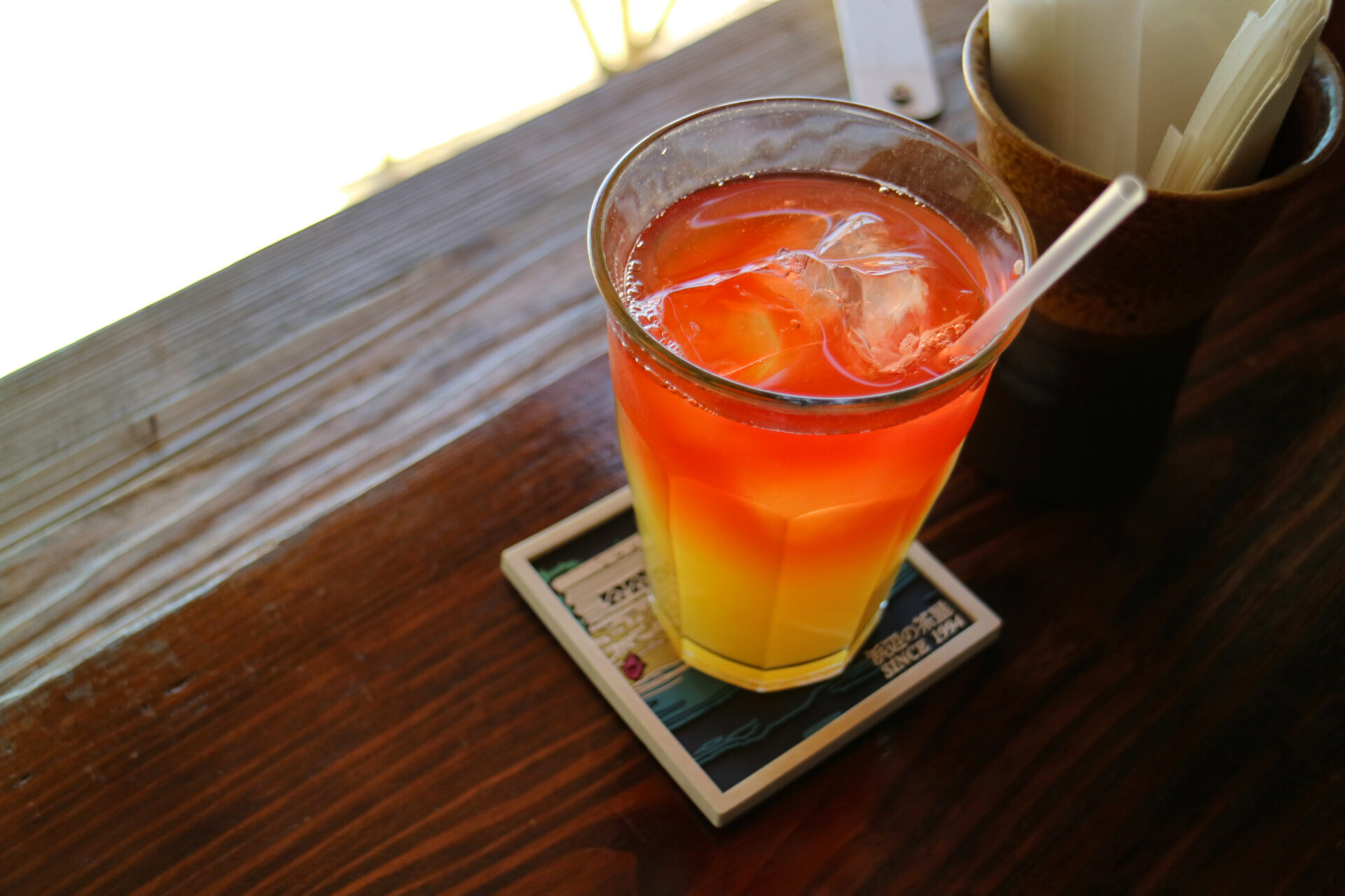 南城市　浜辺の茶屋　　ドリンク　ハイビスカスとパッションフルーツのセパレートティー　沖縄　海　カフェ　人気　さちばるやーどぅい
