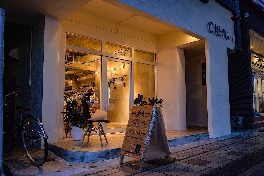 看板犬がお出迎え！ 那覇市のベジタリアン・ビーガンカフェ「Cafe VG」 沖縄の観光情報はFeel Okinawa