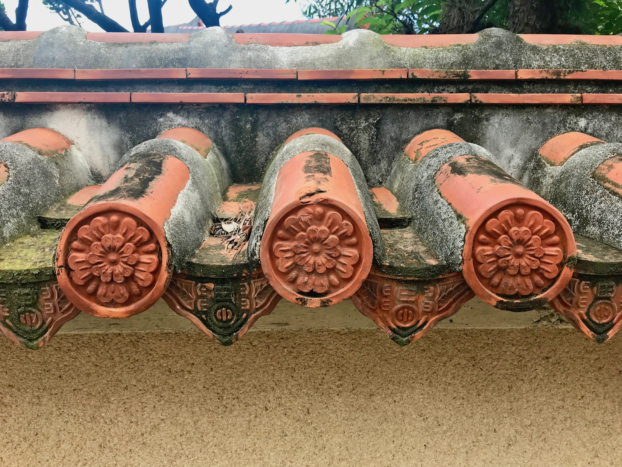 沖縄本島でいちばん小さい町・与那原町の散歩道「赤瓦屋通り」に恋して