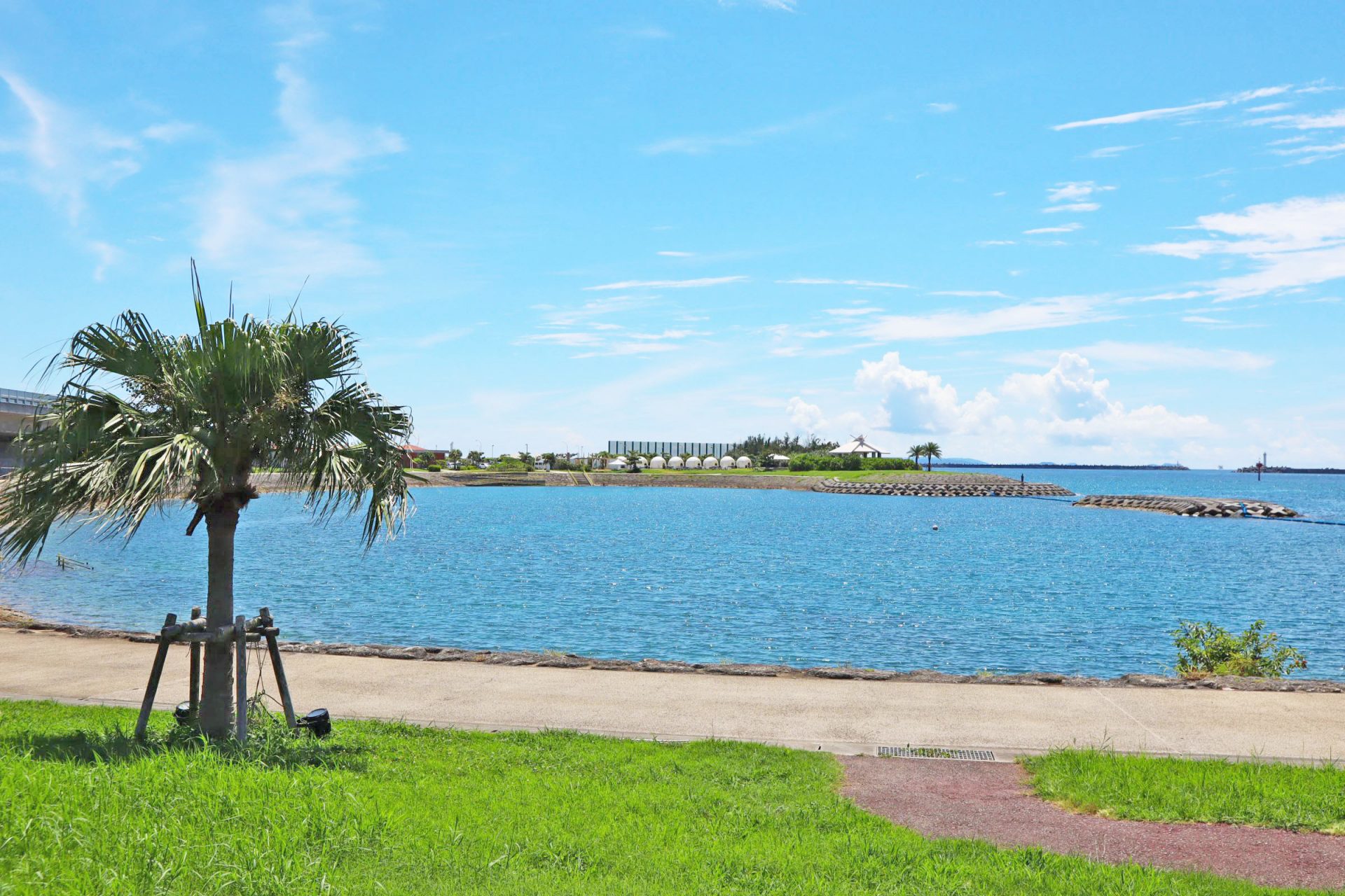 那覇市 波の上うみそら公園 にある 手ぶらでビーチパーティを堪能できる3つのスポットを紹介 沖縄の観光情報はfeel Okinawa