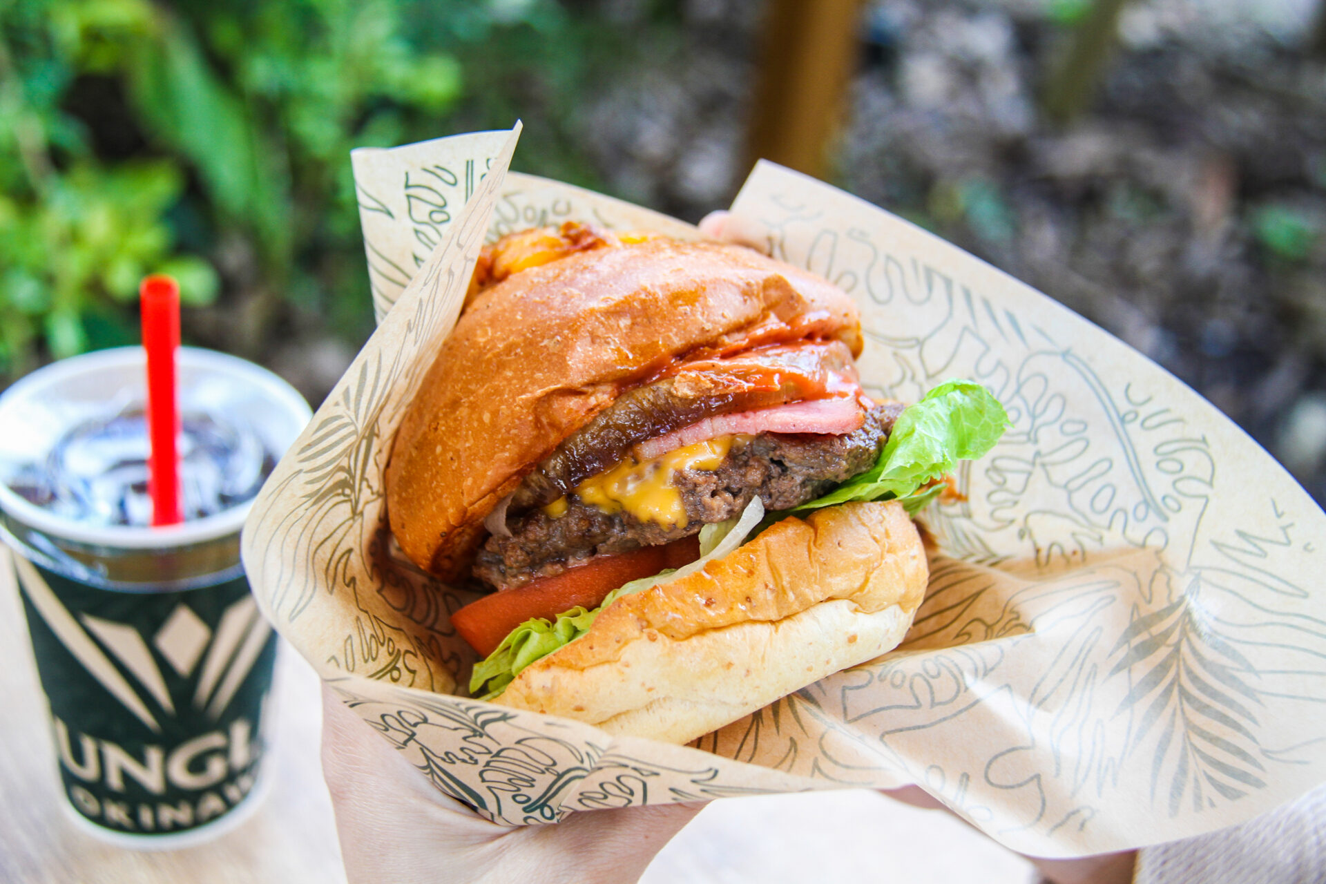 ジャングリア沖縄　今帰仁村　テーマパーク　旅行　観光　ワイルドバンケット　THE WILDビーフバーガー～石垣産黒毛和牛～（ドリンク付）